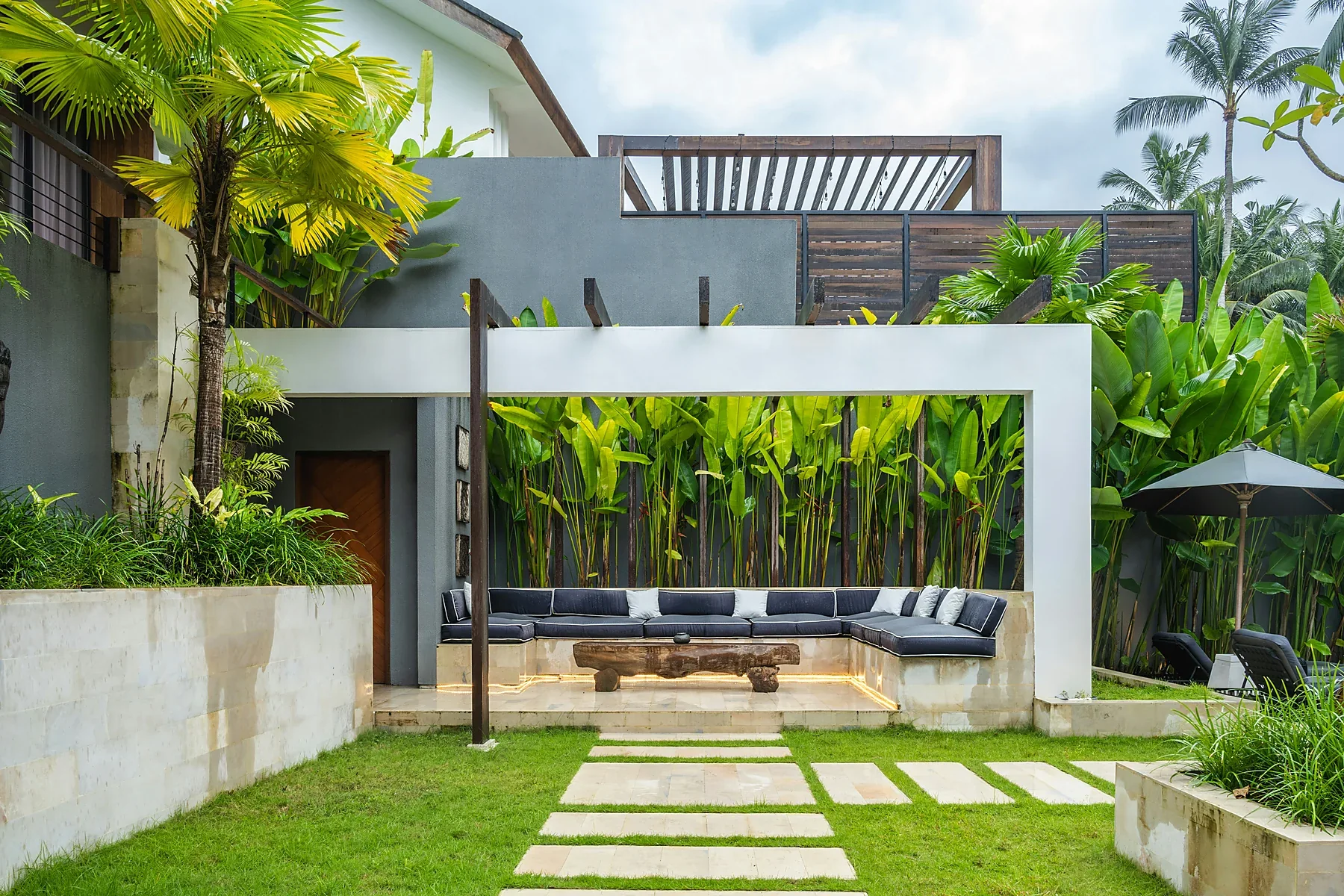Backyard Flagstone Patio